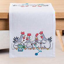 Chemin de table à broder 'poules tricoteuses'