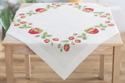 Stickmitteldecke 'Erdbeeren'