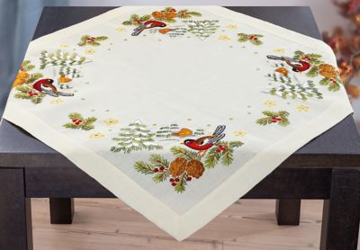 Stickmitteldecke 'Dompfaff Winter'